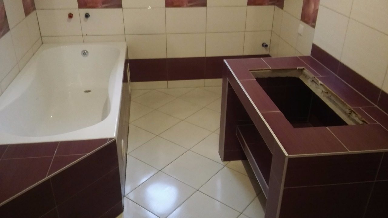 Kúpeľňa s dokončeným obkladom a dlažbou