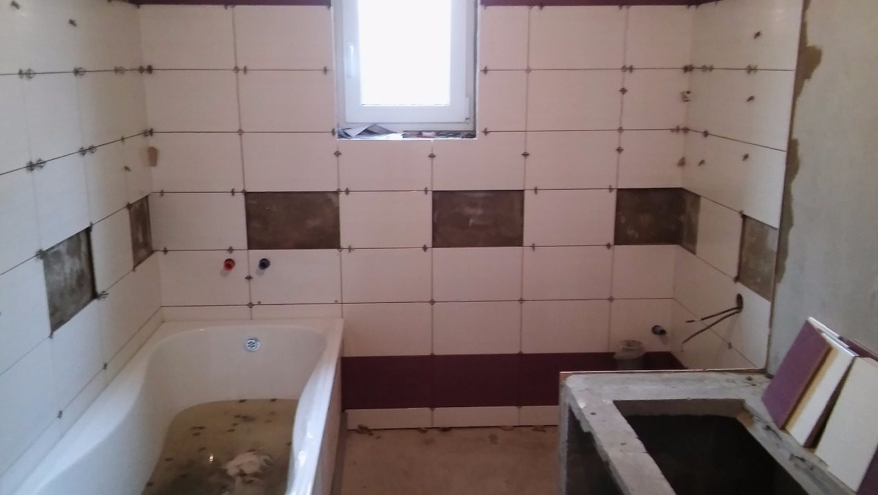 Rozpracovaný obklad kúpeľne