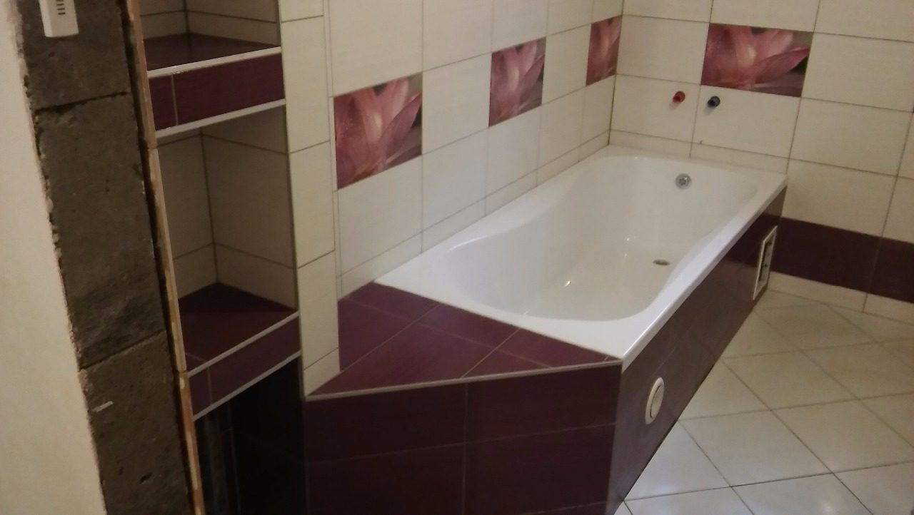 Kúpeľňa s obloženou vaňou a murovanou policou